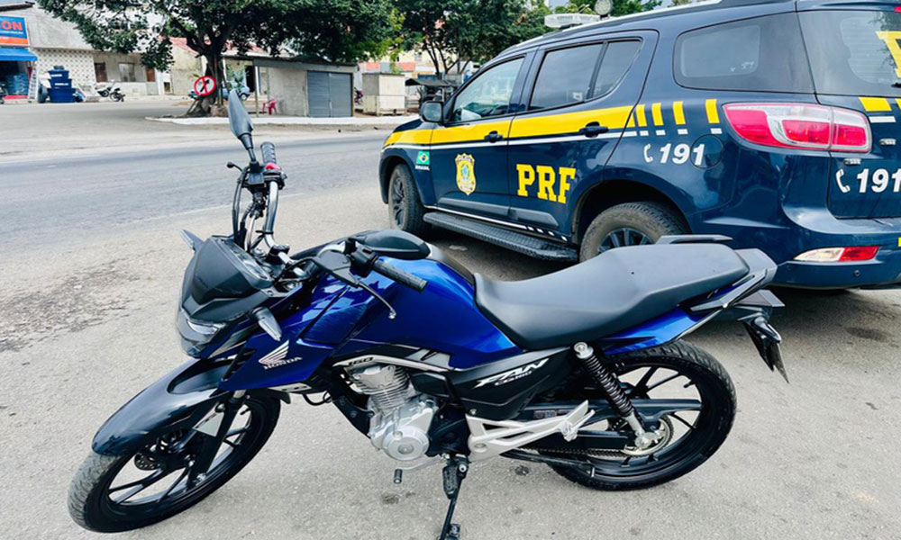 Motocicleta com registro de furto é recuperada pela PRF na BR-116, em Cândido Sales