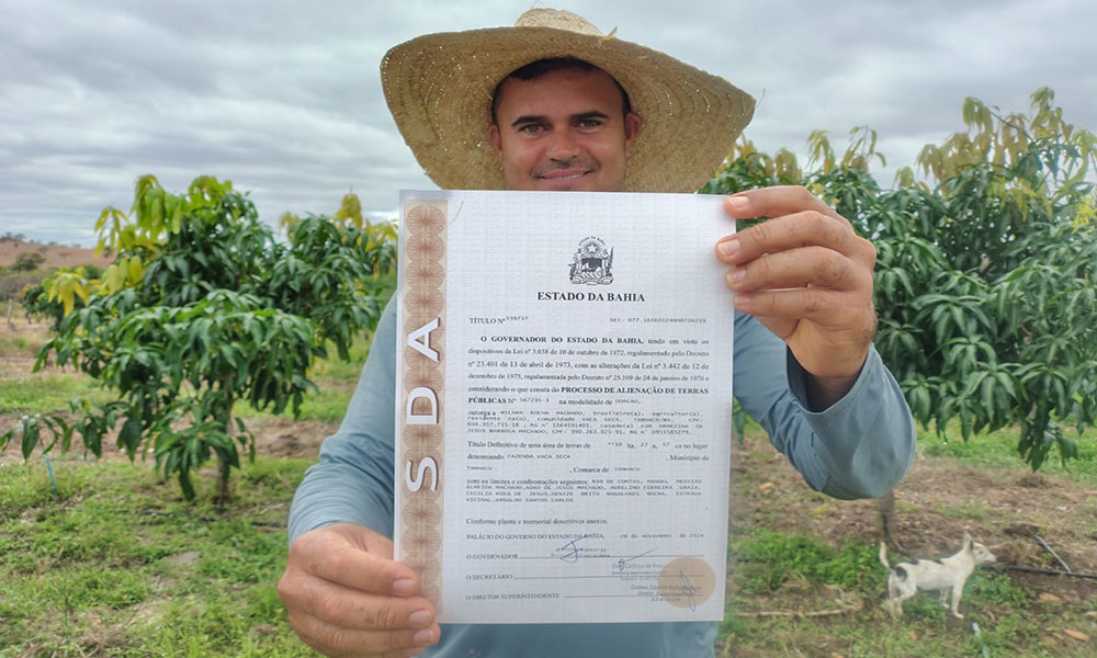 Agricultor familiar recebe título de terra e assegura futuro da propriedade familiar em Tanhaçu