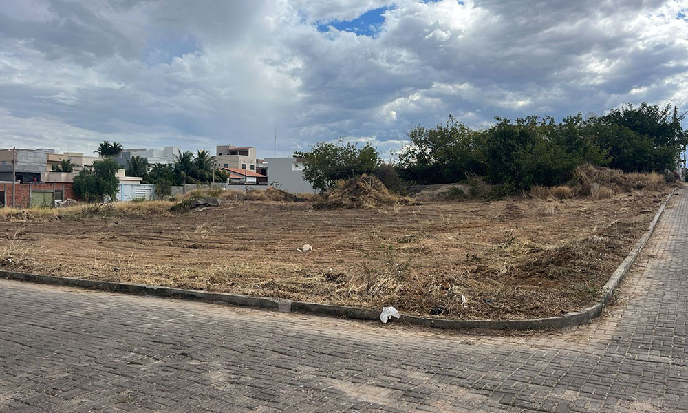 Seinfra notifica 80 proprietários de lotes abandonados e aplica multas em Guanambi