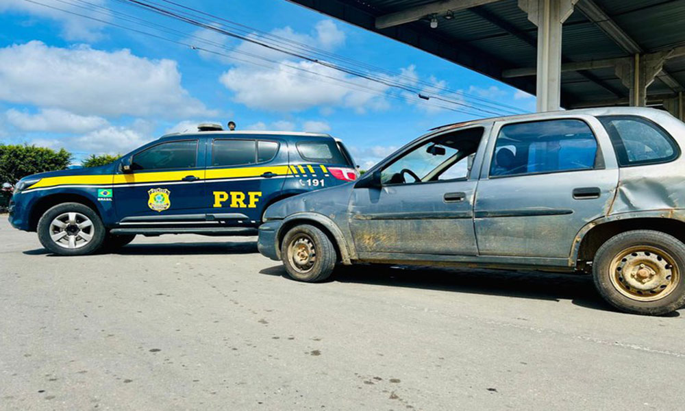 PRF encontra carro furtado abandonado às margens da BR 116 em Poções