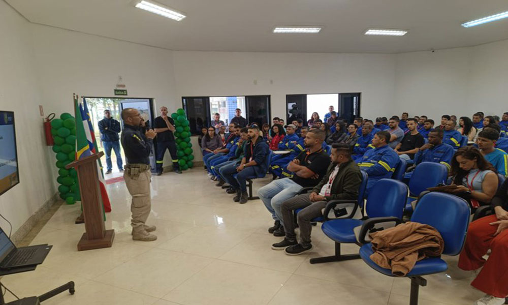 PRF leva palestra de segurança viária a colaboradores da Sirtec em Vitória da Conquista