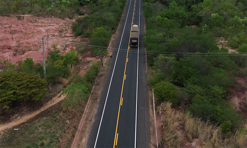 Importante ligação entre Piauí e Bahia, BR-135 recebe obras de recuperação