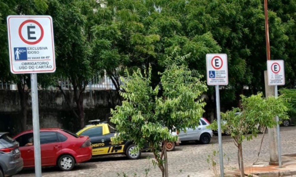 SMTT amplia sinalização e reforça vagas exclusivas no Hospital Magalhães Neto, em Brumado