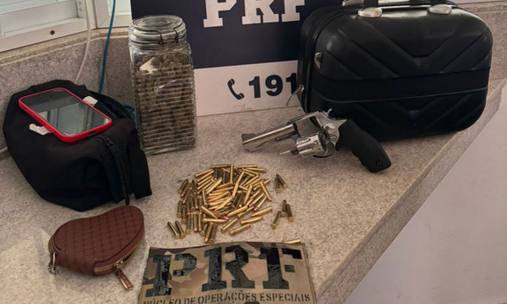 PRF apreende drogas e arma durante abordagem a ônibus em Vitória da Conquista