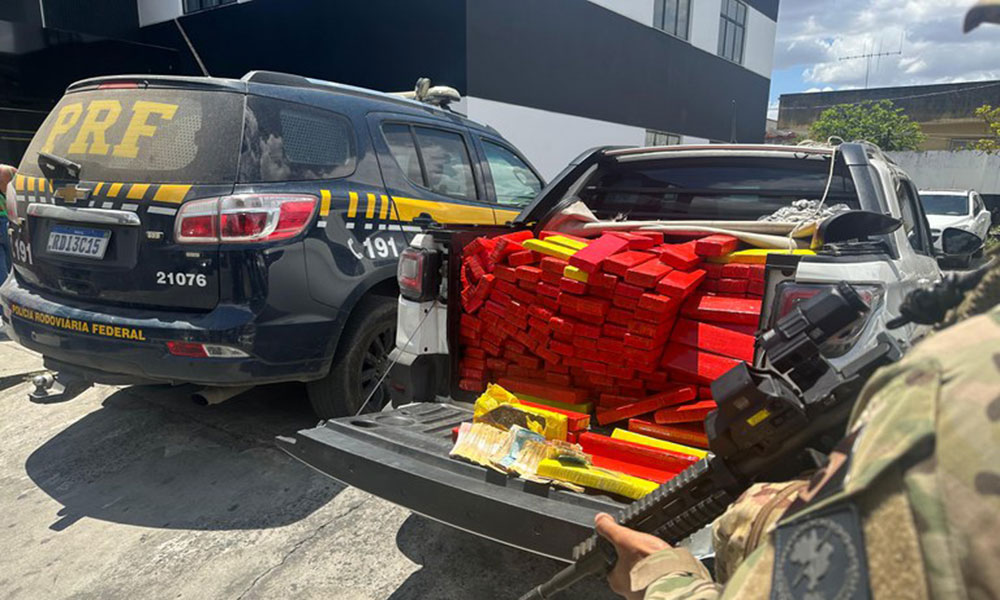 PRF apreende aproximadamente meia tonelada de maconha em veículo roubado na BR-116, em Feira de Santana