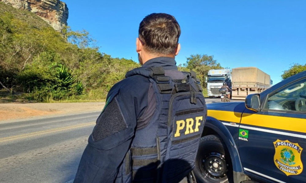 PRF presta apoio a mulher em situação de vulnerabilidade na BR-242, em Seabra