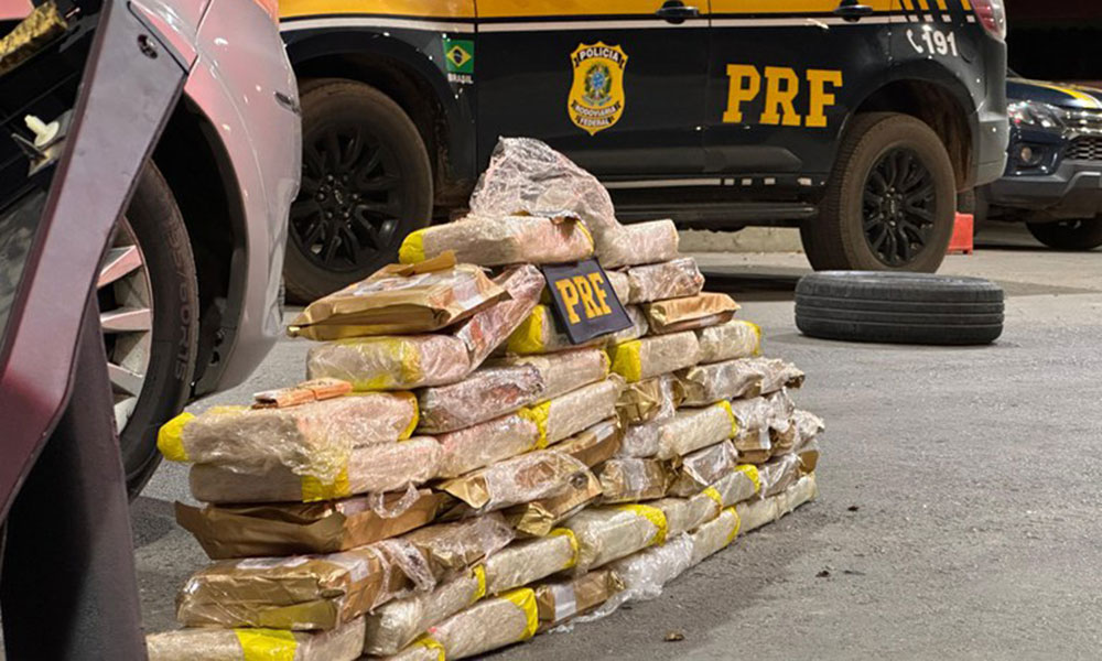 PRF apreende mais de 50 kg de maconha durante fiscalização na BR-242, em Barreiras