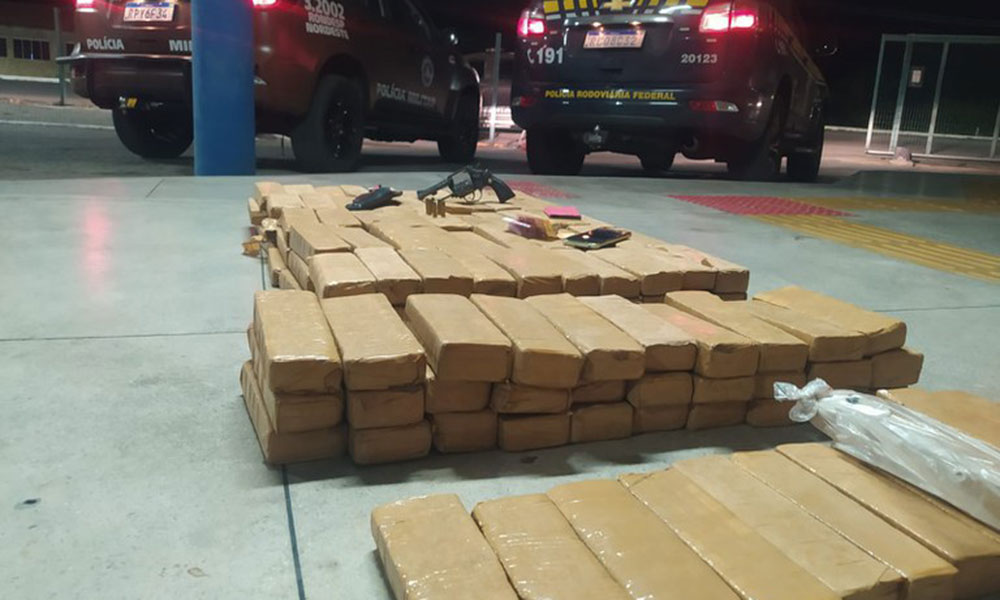 PRF e RONDESP apreendem quase 100 kg de drogas e arma em Paulo Afonso