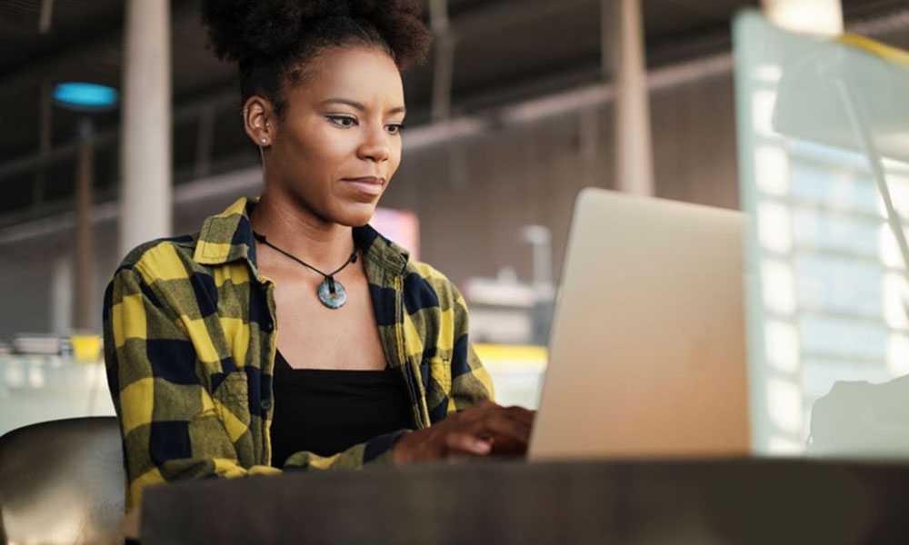 Mulheres ocupam 40,6% dos empregos em grandes empresas na Bahia, aponta relatório