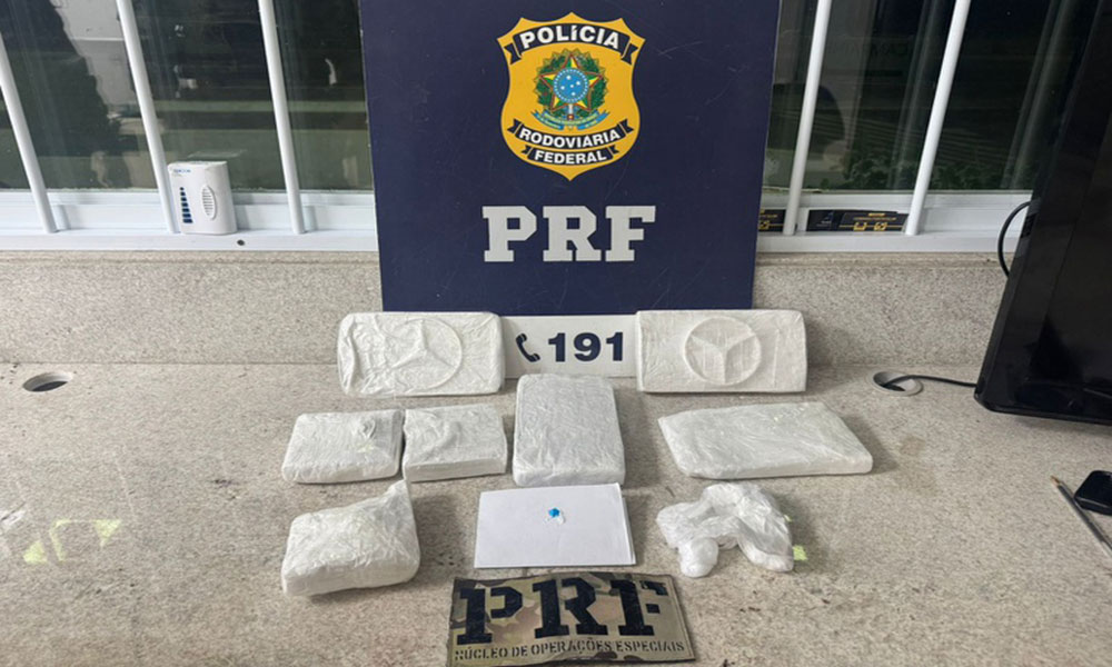 PRF apreende quase 5 kg de cocaína escondidos em ônibus na BR-116, em Vitória da Conquista