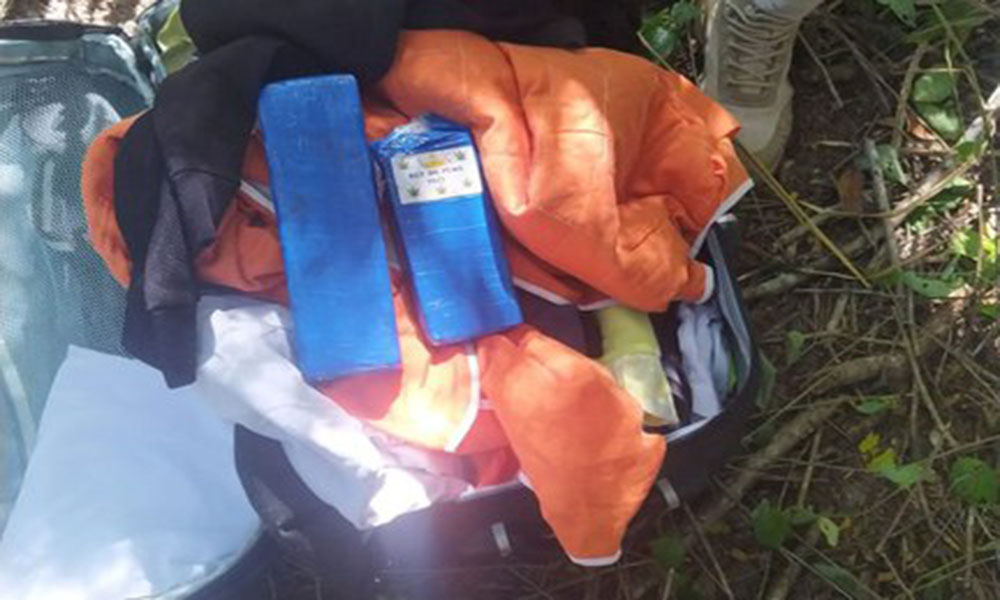 PRF apreende 1 kg de maconha na BR 116, em Cândido Sales