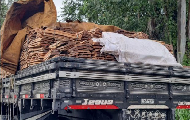 PRF apreende caminhão transportando carga de madeira sem documentação válida em Itabuna