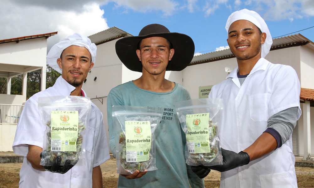Agroindústria de cana-de-açúcar traz oportunidade de emprego e renda para jovens rurais de Condeúba