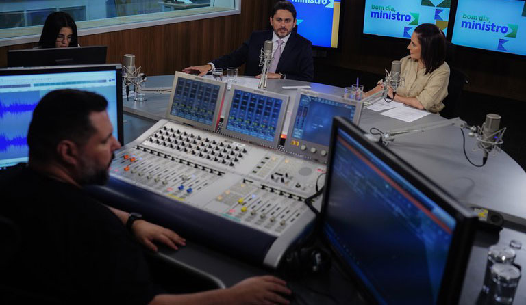  “Vamos levar internet a 100% das escolas públicas até 2026”, diz Ministro das Comunicações
