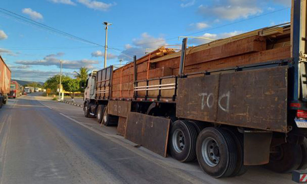 Madeira nativa do Pará transportada ilegalmente é apreendida na BR-242, em Seabra