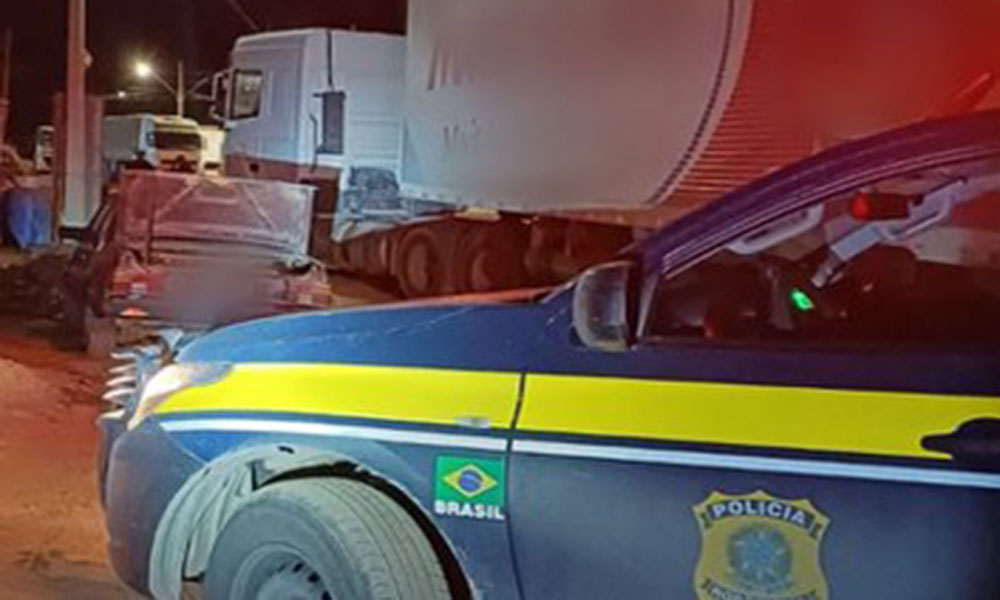 PRF e PM flagraram furto de combustível em carretas na BR-242, em Ibitiara