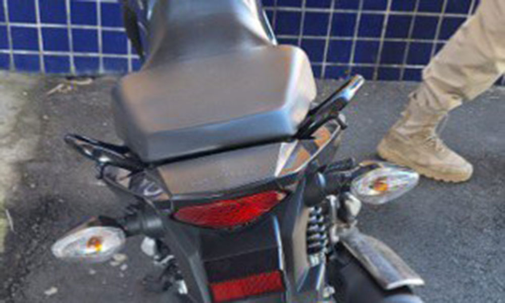 PRF recupera motocicleta adulterada transportada em bagageiro de ônibus em Vitória da Conquista