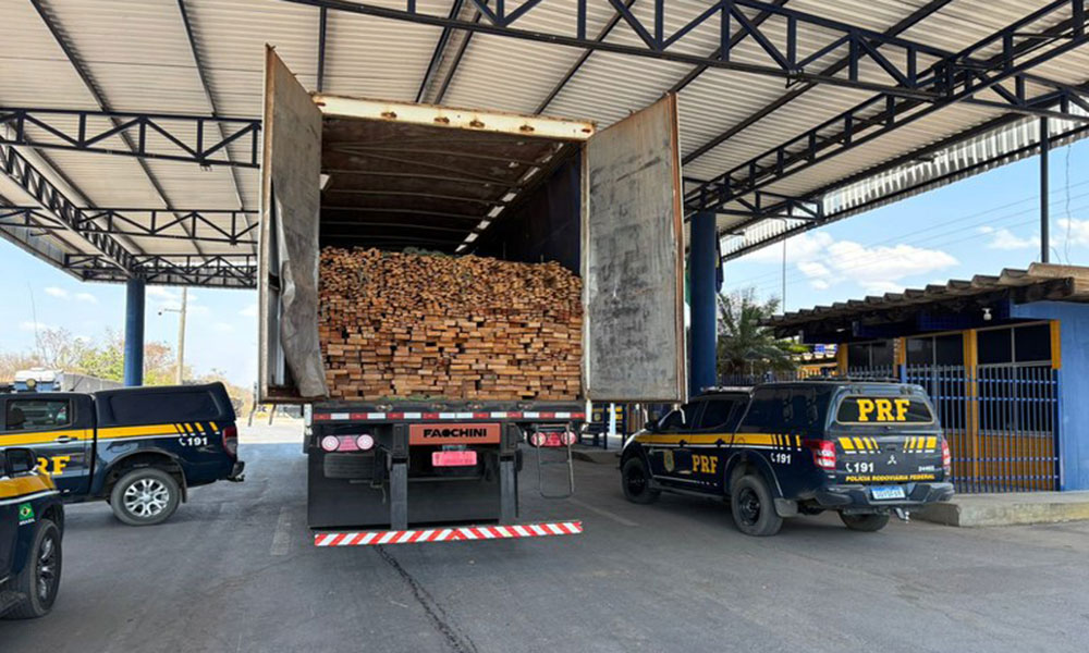 PRF apreende caminhão com madeira irregular em Barreiras