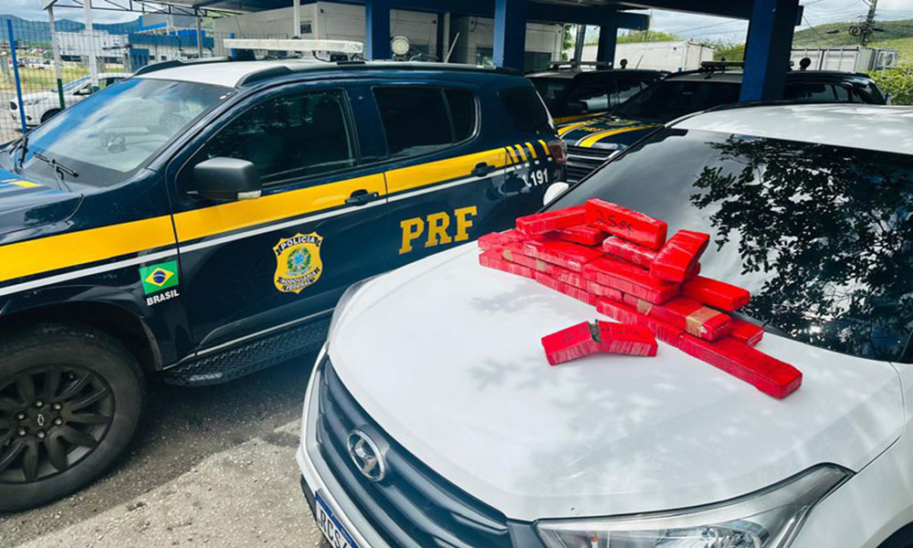 PRF apreende 20 kg de maconha e recupera veículo roubado na BR-116, em Jequié