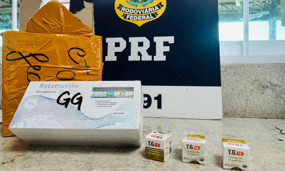PRF apreende medicamentos de uso proibido e sem documentação na BR-116 em Vitória da Conquista
