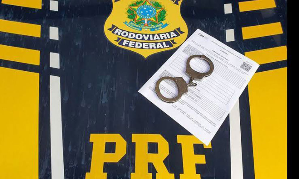 Homem com mandado de prisão em aberto por roubo de carga é preso na BR-242, em Seabra