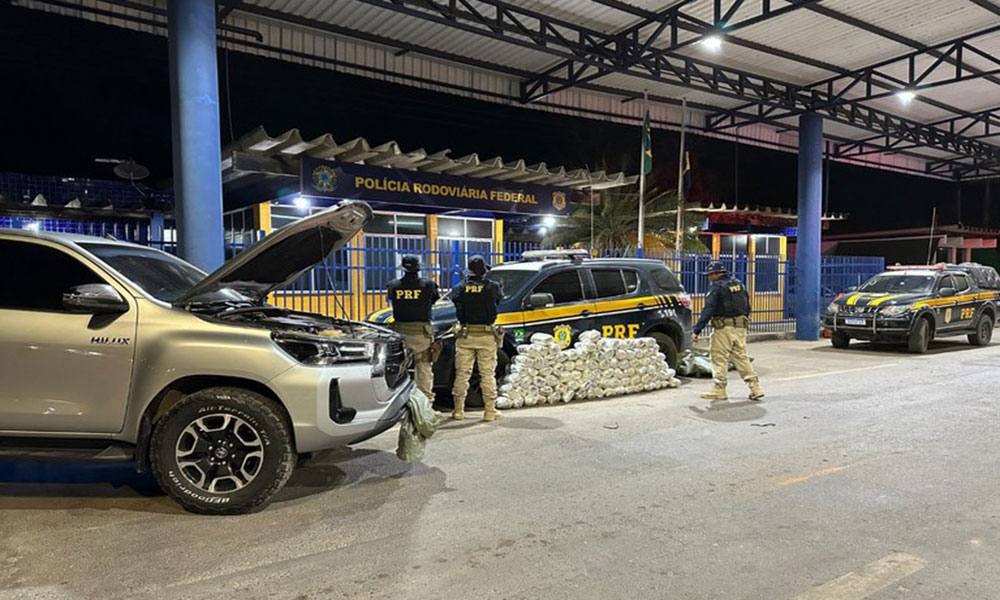PRF recupera caminhonete roubada e apreende quase 50 kg de maconha em Barreiras