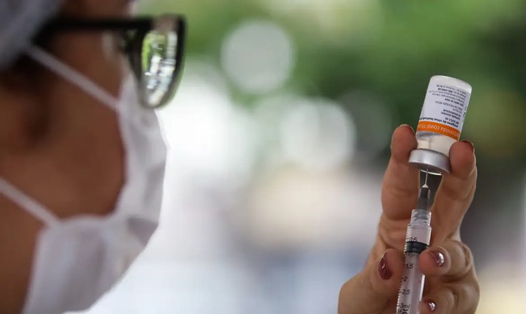Ministério da Saúde assina contrato para compra de 12,5 milhões de doses da vacina contra a Covid-19