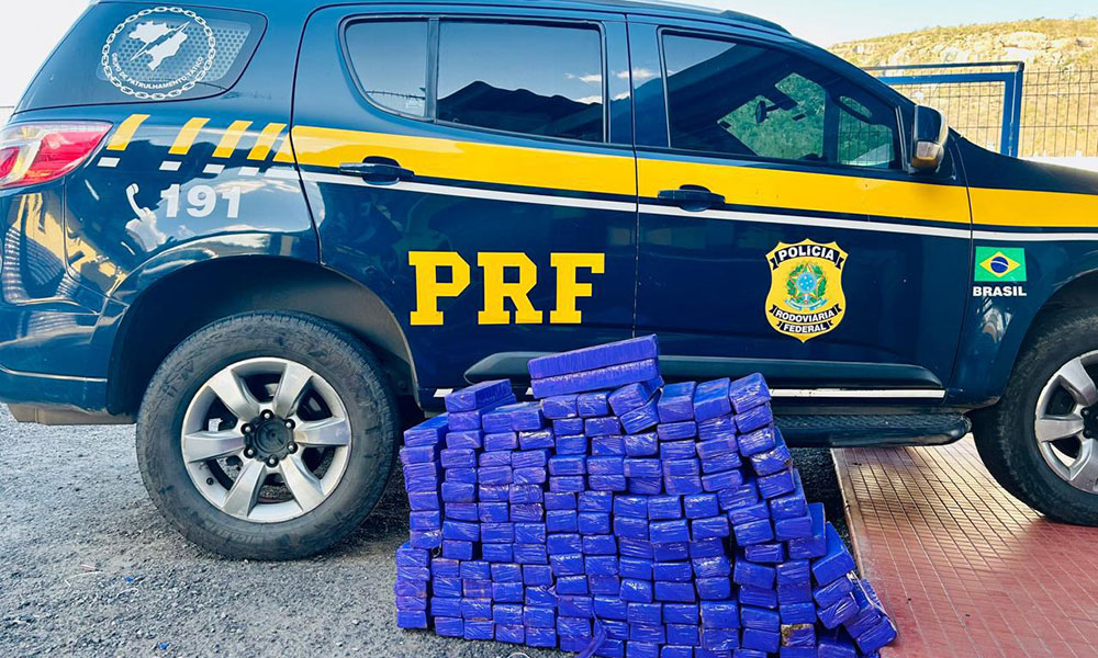 PRF apreende 130 kg de maconha em veículo roubado e detém suspeito em Jequié