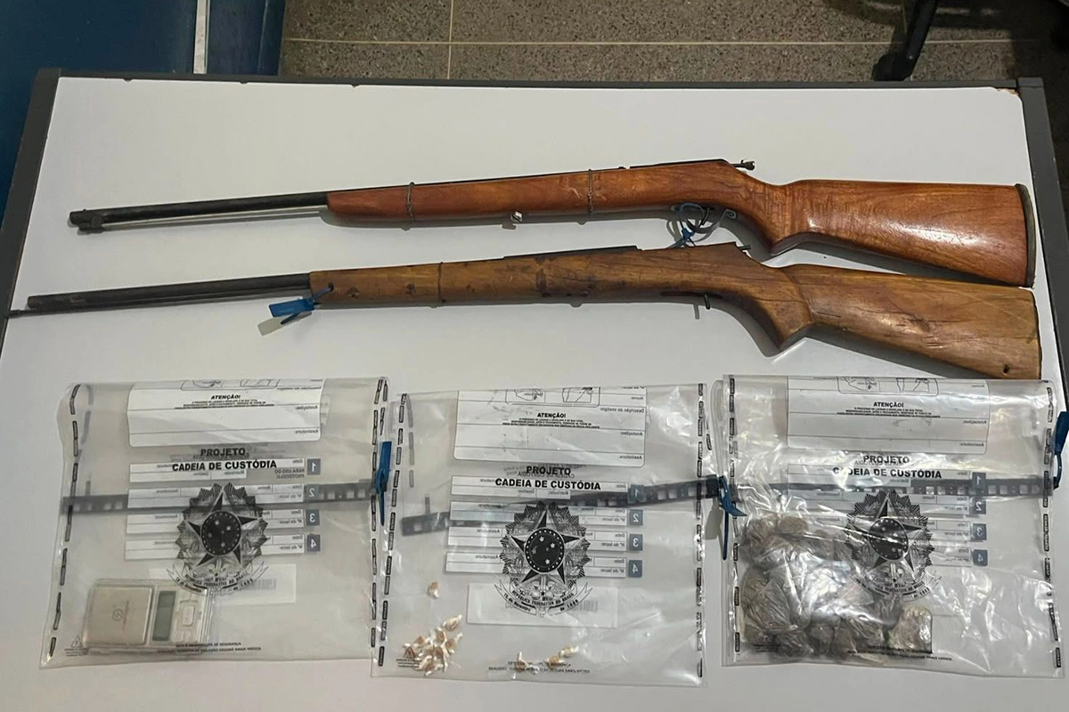 Mulher é conduzida à delegacia com armas e drogas apreendidas em Riacho de Santana