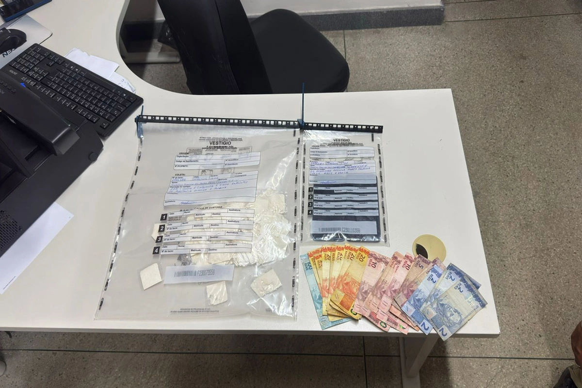 Rondesp apreende 155 papelotes de cocaína e conduz suspeito à delegacia em Oliveira dos Brejinhos