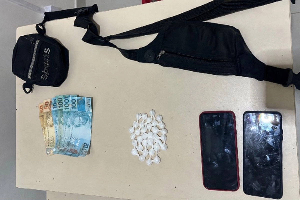 77ª CIPM prende suspeito por tráfico de drogas após denúncia de cobrança de dívida em Vitória da Conquista