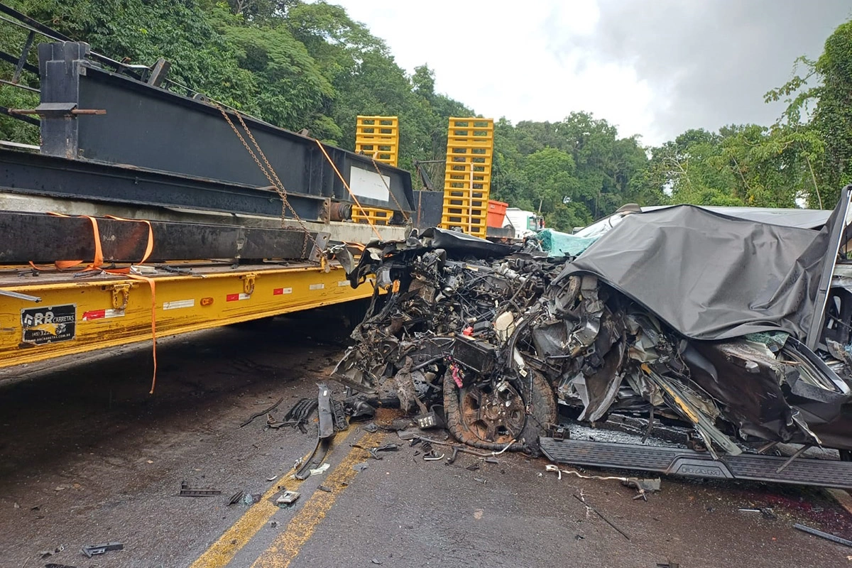 Colisão entre caminhonete e carreta deixa três mortos e interdita BR-110 em Catu