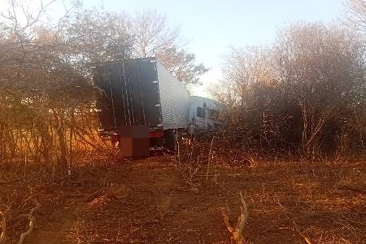 Motorista fica ferido após caminhão sair da pista na BR-122, em Urandi
