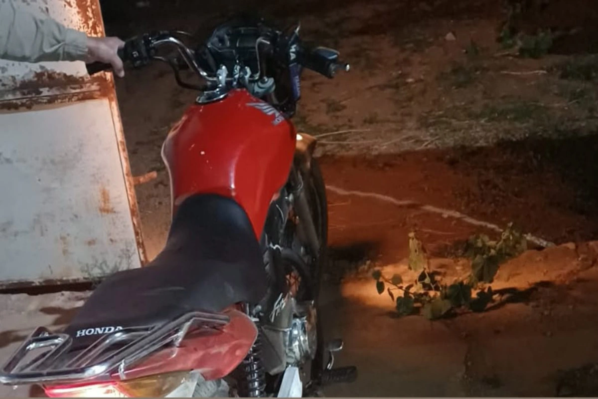 Motocicleta é removida pela PM após condutor realizar manobras irregulares em Cordeiros