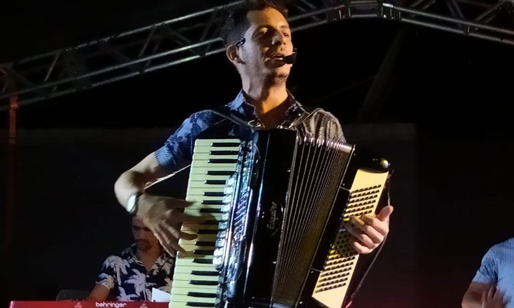 Dom Basílio: Cantor Paulo Aguiar se apresentará na TV Aparecida nesta terça-feira (30)
