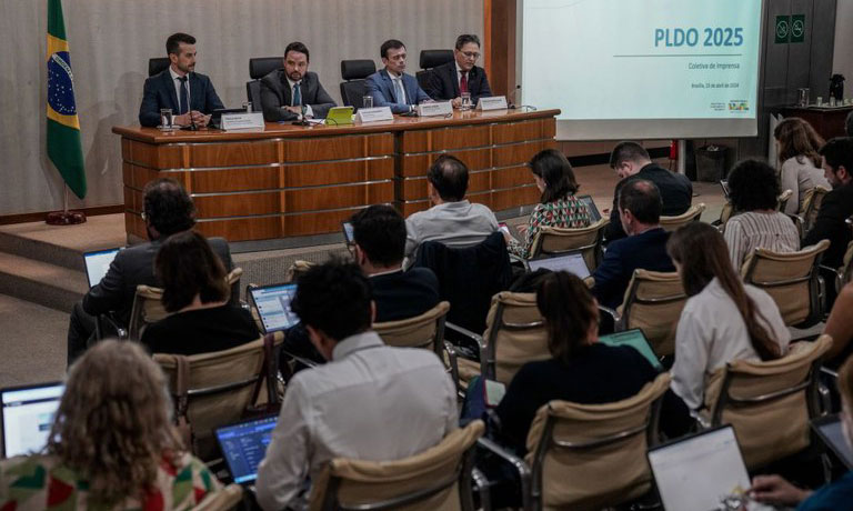 Governo Federal vai propor salário mínimo de R$ 1.502 e meta fiscal zero para 2025