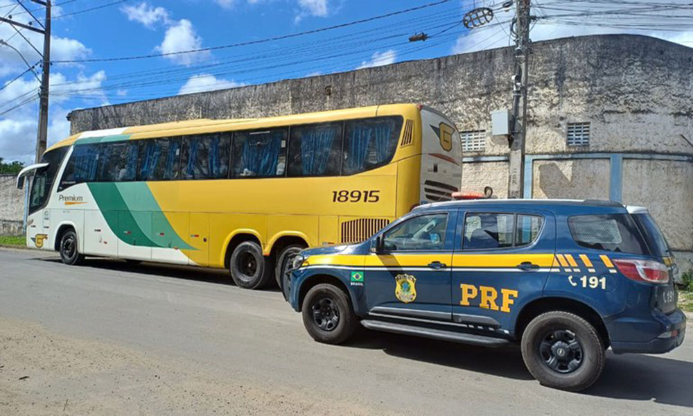 Passageiro é detido por ato obsceno dentro de ônibus de turismo na BR-101, em Itabuna