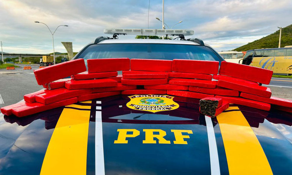 PRF intercepta passageiro com 25 kg da droga em ônibus de turismo em Jequié