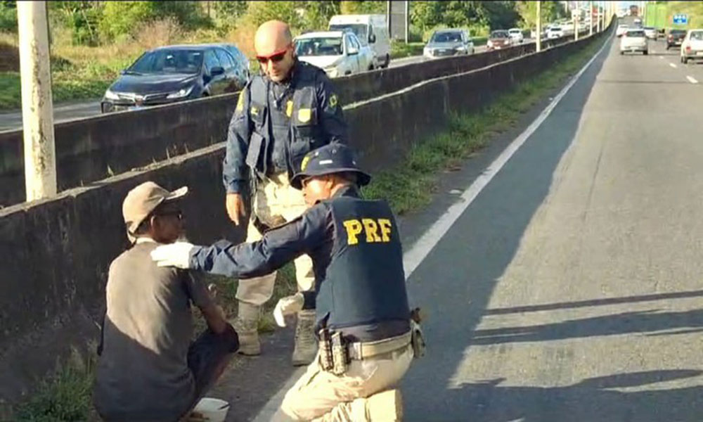 PRF presta auxílio a andarilho na BR-324, em Simões Filho