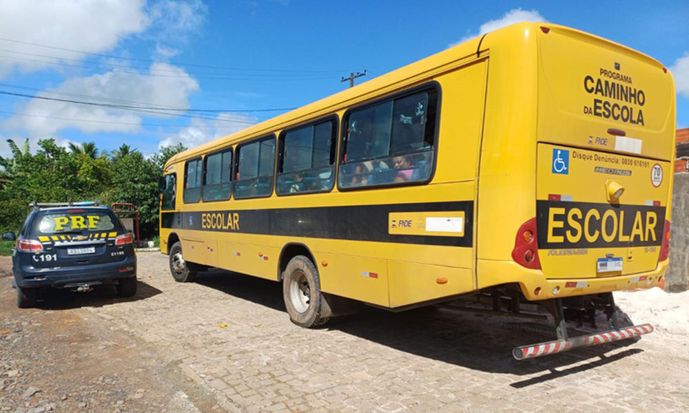 Ônibus escolar é apreendido pela PRF por desvio de finalidade em São Sebastião do Passé