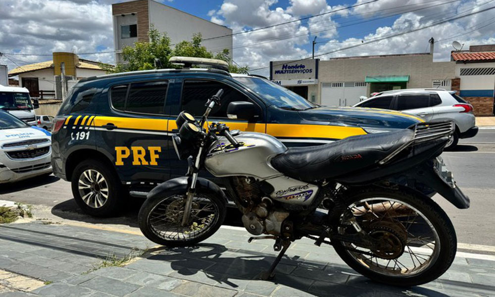 PRF apreende motocicleta com sinais identificadores adulterados durante abordagem na BR-116, em Tucano
