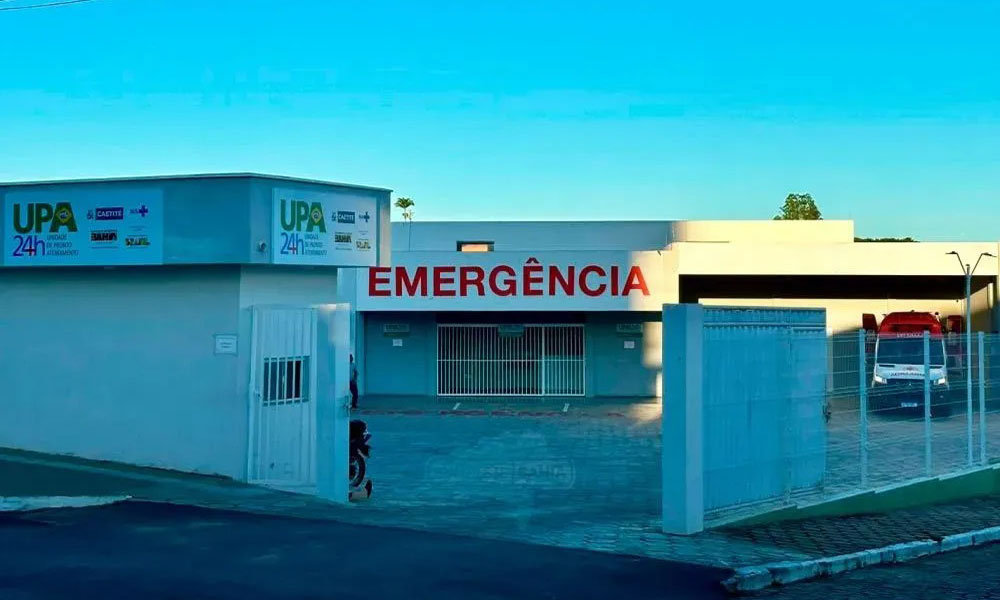 Mulher fica gravemente ferida após colisão entre carro e moto em Caetité