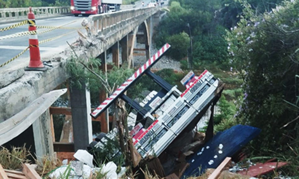 Motorista morre após caminhão cair de ponte no sudoeste da Bahia
