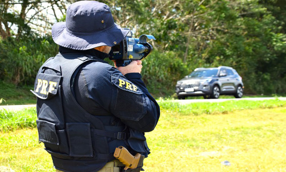 Mais de 1.400 motoristas são flagrados acima da velocidade permitida nas rodovias federais da Bahia durante feriado prolongado