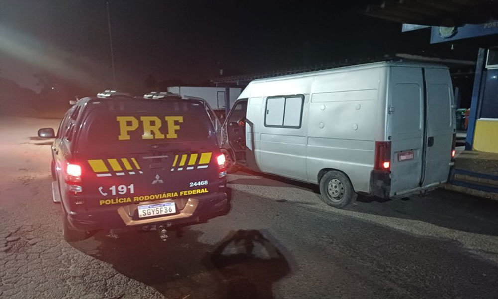 PRF apreende cerca de 2,6 milhões de cigarros contrabandeados durante abordagem em Alagoinhas