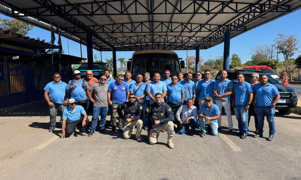 PRF realiza ação educativa com motoristas de transporte escolar em Barreiras