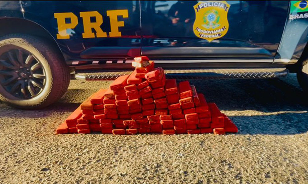 PRF apreende cerca de 90 kg de maconha e cocaína em ônibus na BR-116, em Jequié