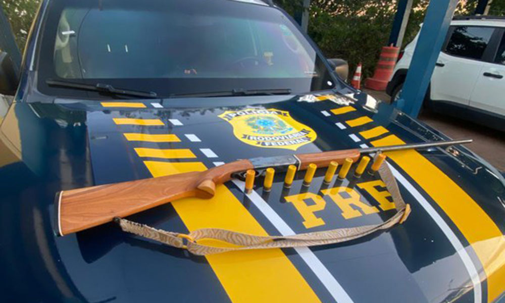 PRF apreende espingarda e munições na BR-242, em Itaberaba