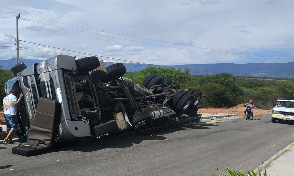 Caminhão com carga de argamassa tomba na Avenida Zezito Caires, em Dom Basílio