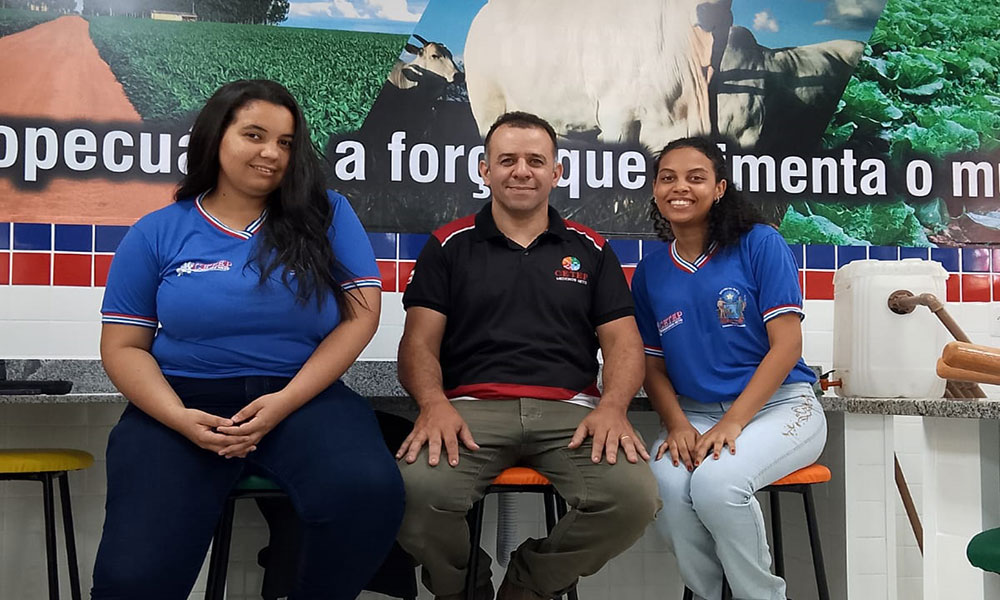 Estudantes de Medeiros Neto transformam lixo da agroindústria em lenha sustentável